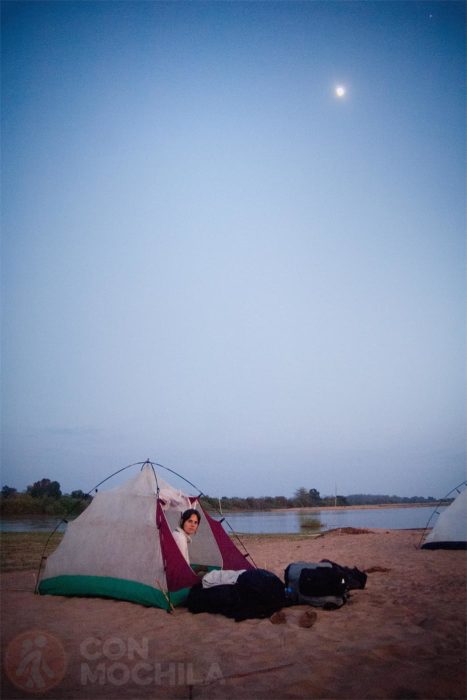 Tienda de campaña en el río Tsiribihina (MAdagascar)