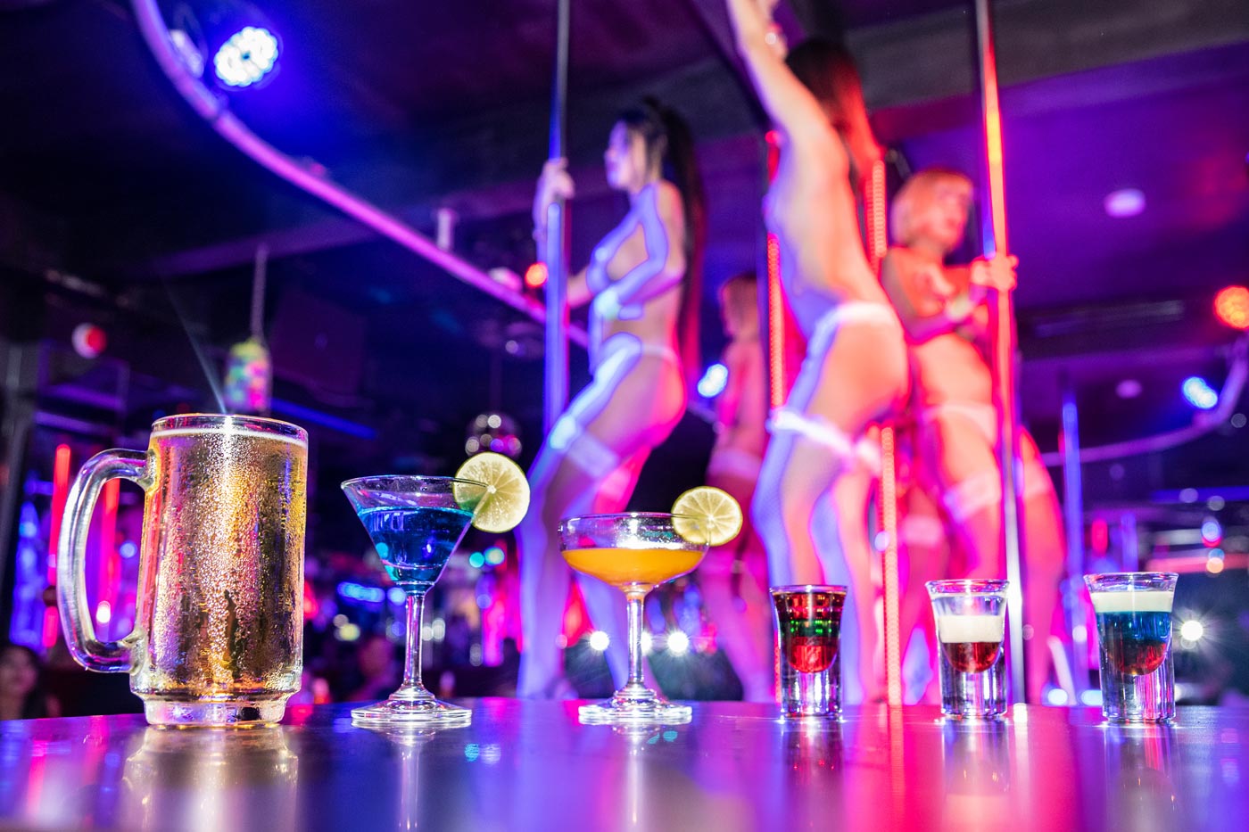 La crónica cósmica. El negocio de la prostitución (y los valores sociales)
