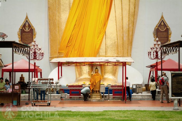 Detalle del tamaño de la estatua
