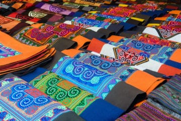 Telas expuestas en el mercado de Bac Ha