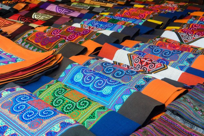 Telas expuestas en el mercado de Bac Ha