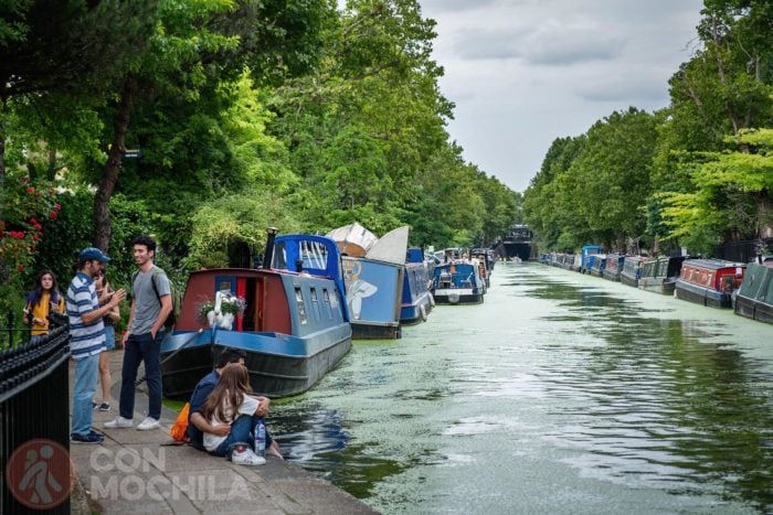 El canal con barcas a dos bandas