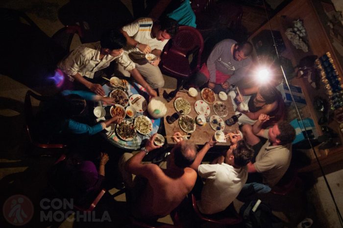 Cenando en un homestay en Sapa