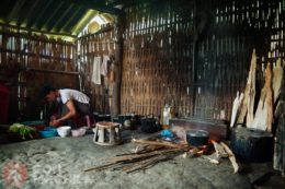 Interior de una cabaña en el valle de Sapa