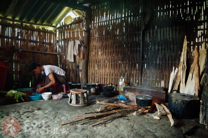 Interior de una cabaña en el valle de Sapa