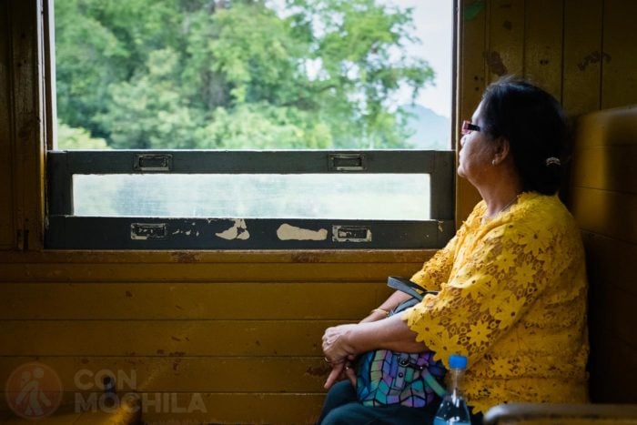 Una señora contemplando las vistas