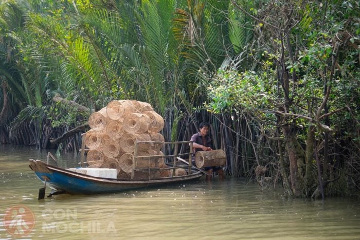 Pescador en uno de los canales del río