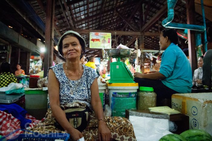 Señora en el mercado de Phnom Penh, otro lugar que ver en Camboya