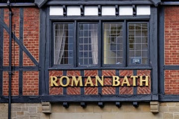 Museo y pub Roman Bath / Pres Panayotov / Shutterstock.com