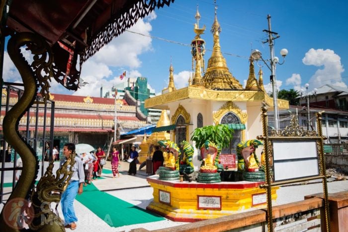 Interior del complejo de la pagoda Botataung