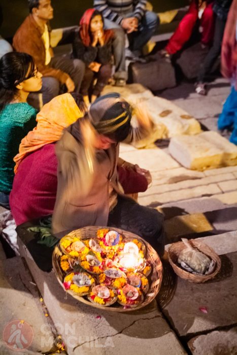 Vendedores de flores y velas