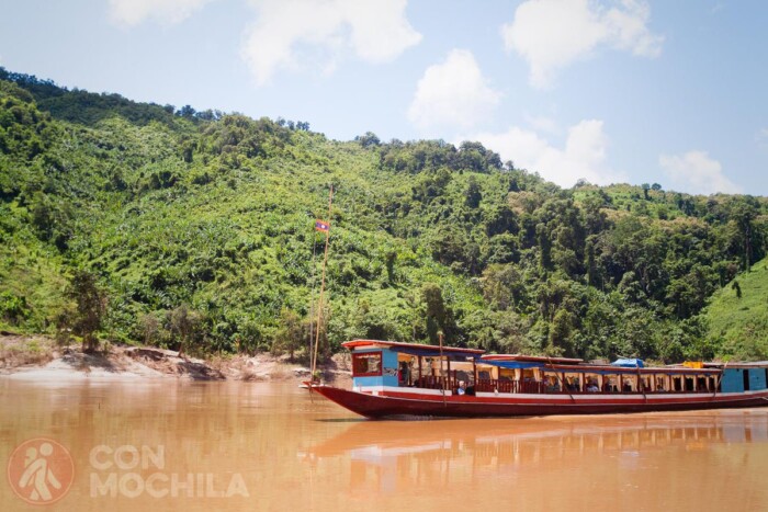 Típicas embarcaciones para navegar por el Mekong
