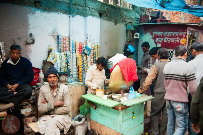 Puesto de chai en una calle de Old Delhi