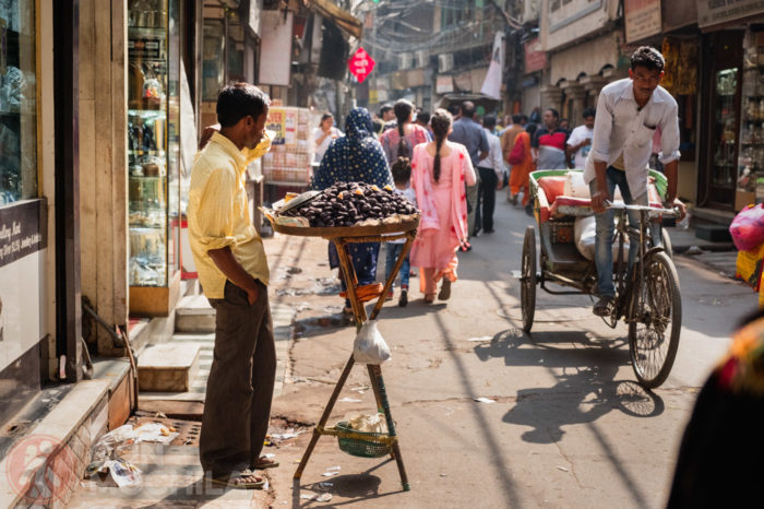 Un vendedor por una calle de Old Delhi