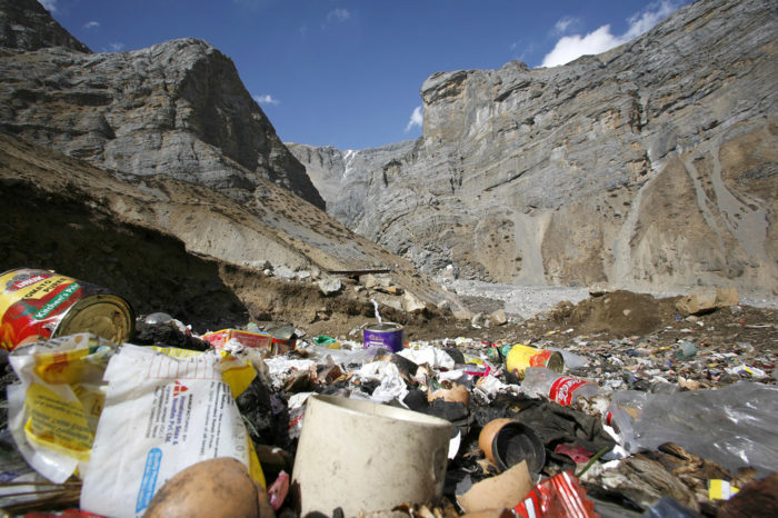 Basura y plásticos en las montañas de Nepal