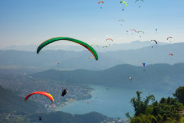 Parapente en Pokhara con vistas al lago Phewa