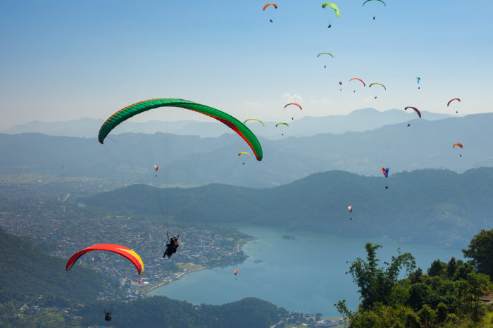 Parapente en Pokhara con vistas al lago Phewa
