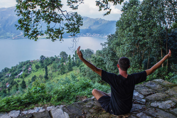 Practicar yoga en Pokhara