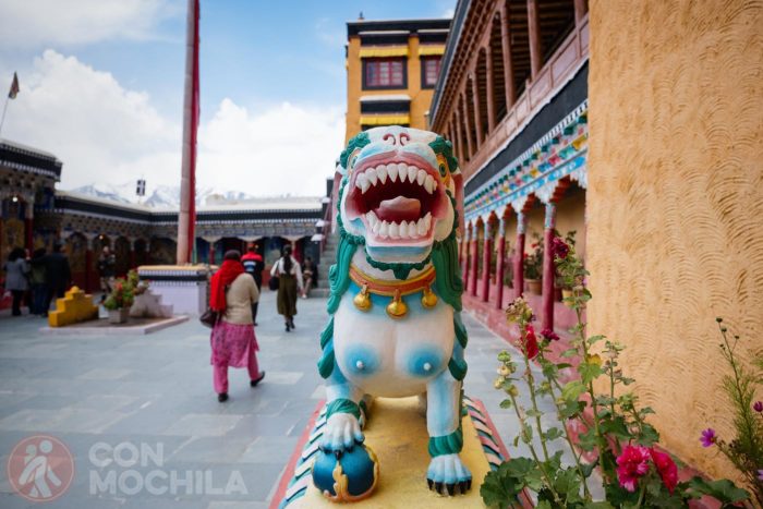 Una colorida estatua del patio