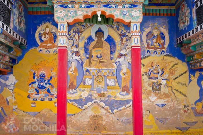 Murales y columnas de colores