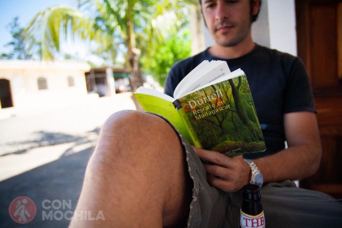 Toni muy entretenido con las aventuras de Durrell