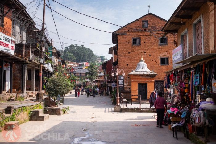 Estampa de la calle principal de Bandipur
