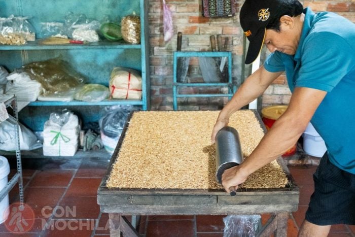 Amasando la pasta para hacer dulces de cacahuete