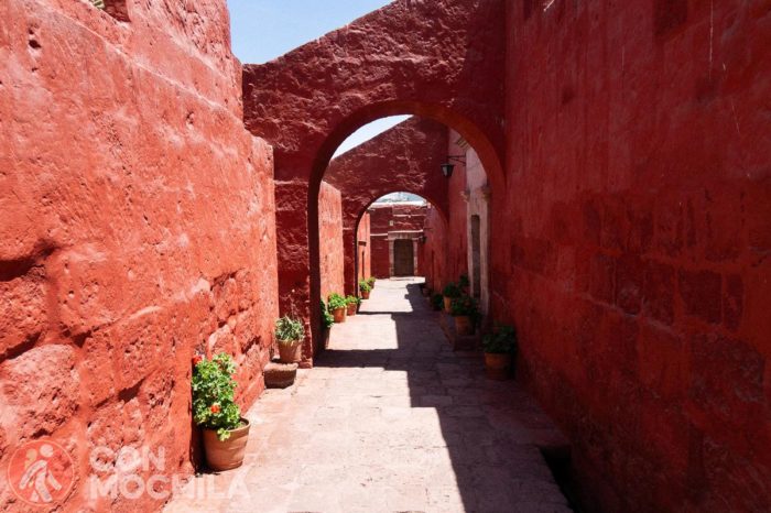 El monasterio de Santa Catalina y los colores de sus paredes y sus olores son espectaculares.