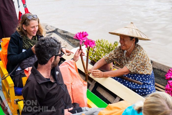 Dos viajeros y una vendedora