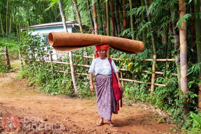 Una mujer muy cargada
