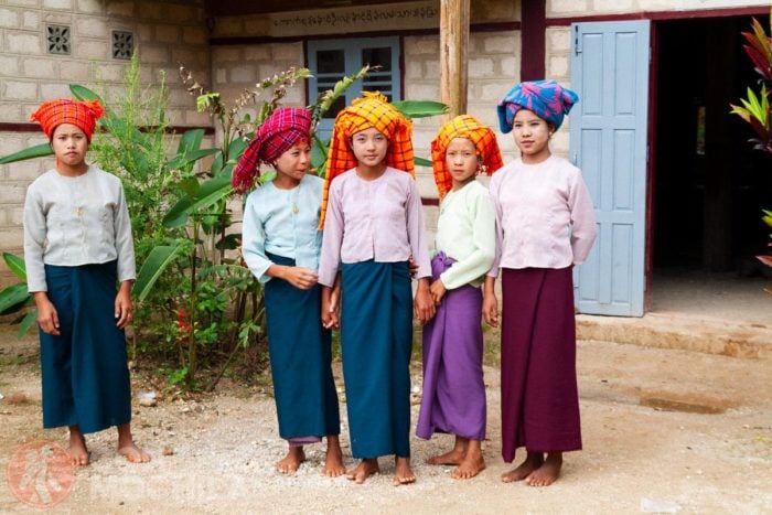 ...y ellas de colorines