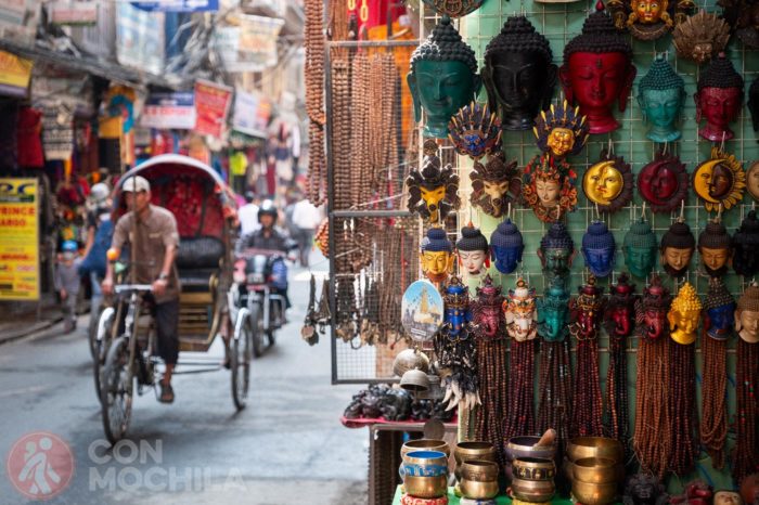 Artesanía de todos los colores, tamaños y formas en Thamel