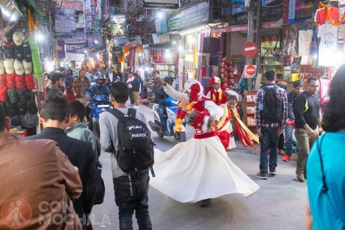 Bailes en Thamel durante la noche
