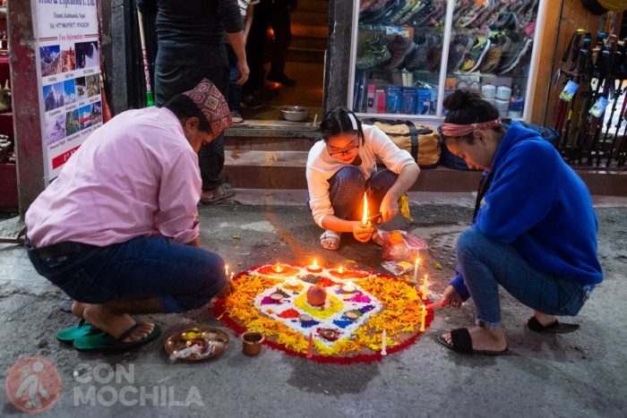 Pintando los suelos con arroz y arena de colores durante el Deepawali en Thamel