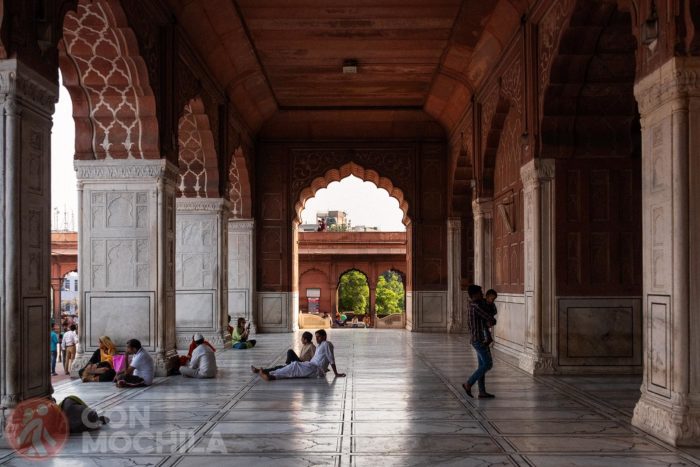 Interior de la mezquita Jama Masjid