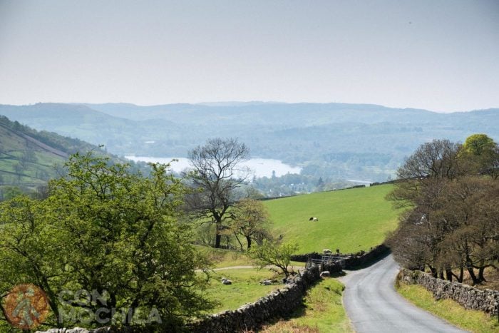 Carretera entre lagos y montañas