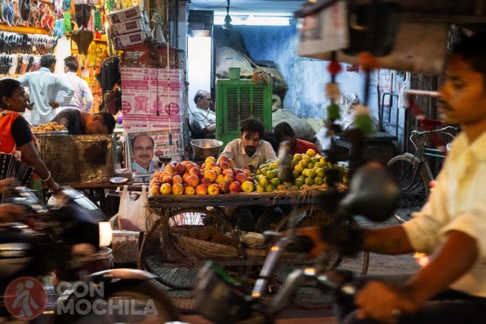 Un vendedor de fruta ajena al ajetreo