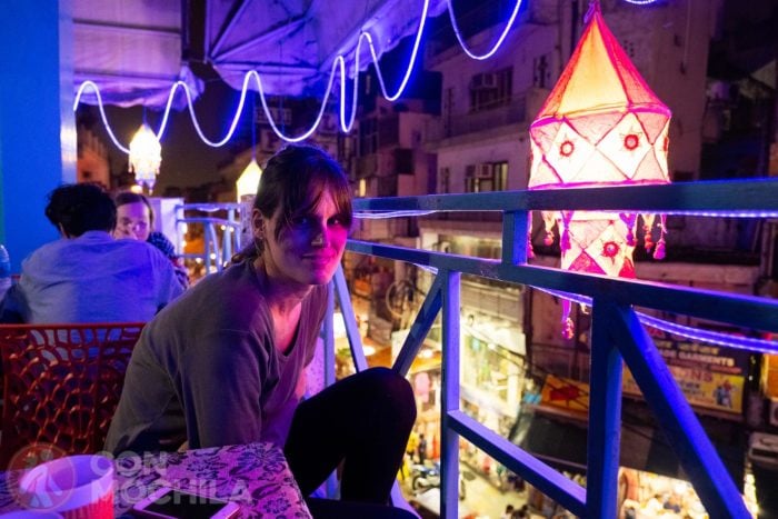 Carme en la azotea de un restaurante nepalí