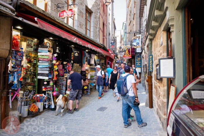 Callejuelas con tiendas en el Mont Saint Michel