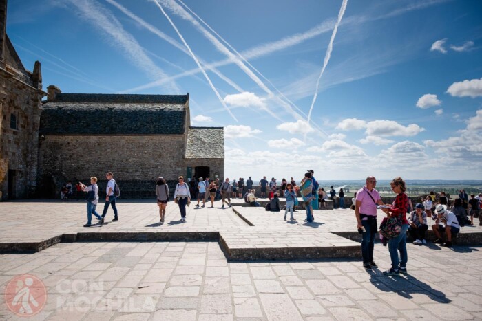 Turistas enfrente de la abadía