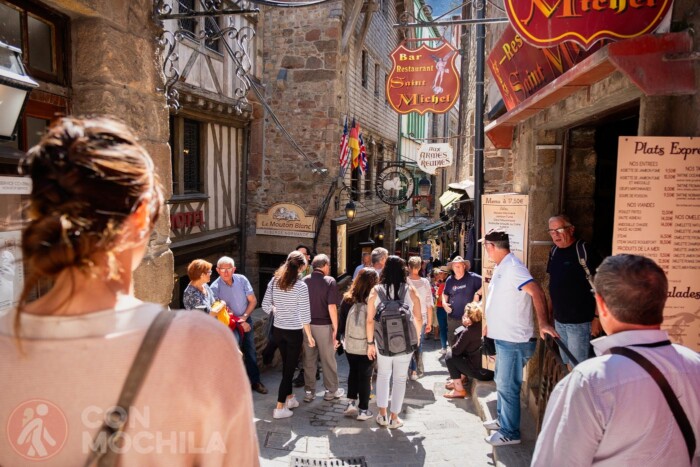 Paseando entre tiendas de souvenirs y restaurantes