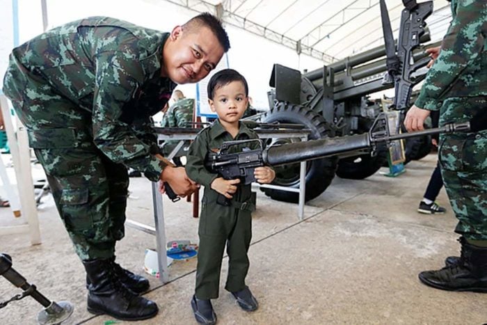 militares tailandia ninos