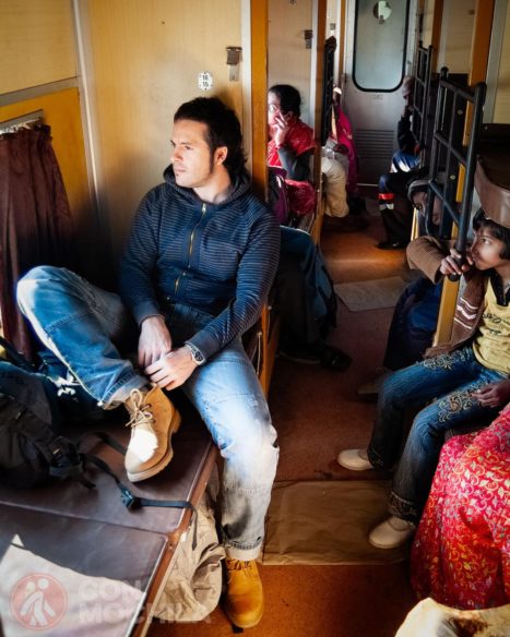 Toni en un vagón sleeper class 
