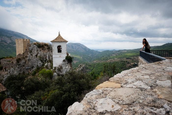 Castillo de la Alcozaiba detrás y Campanari
