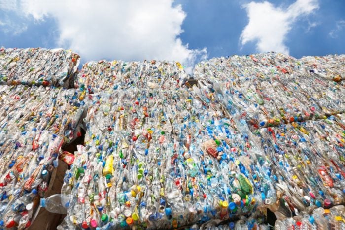La política de China que restringe las importaciones de 24 tipos de desechos sólidos, incluidos los desechos plásticos, entra en vigor en enero 2018.
