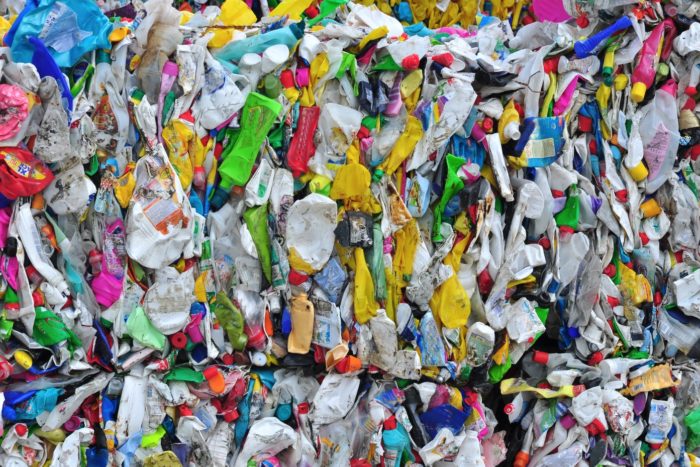 Si el precio de comprar una nueva pieza de plástico virgen es mucho más barato que aquella reciclable, obviamente el costo ambiental en este juego tiene las de perder.