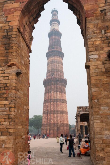 El complejo Qutub y el minarete que observa la ciudad de Delhi 78 Otra perspectiva del minarete