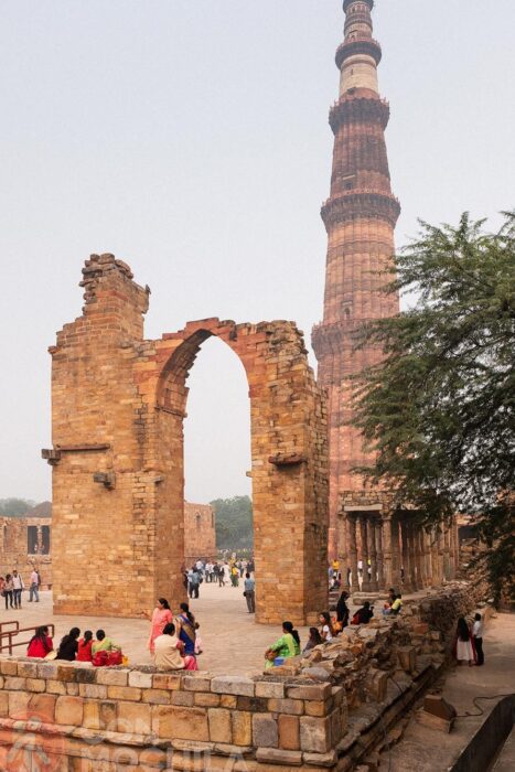 El complejo Qutub y el minarete que observa la ciudad de Delhi 99 Anota: complejo Qutub