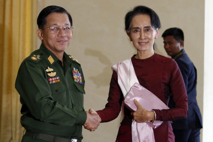 El general Min Aung Hlaing, en 2015, junto a Aung San Suu Kyi en su pimera victoria electoral.  