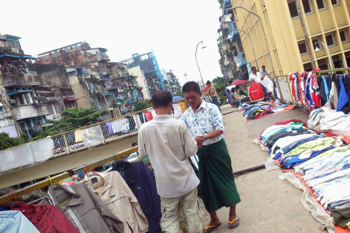 Mercadillo en un paso elevado de Yangón, en los primeros tiempos de la apertura.